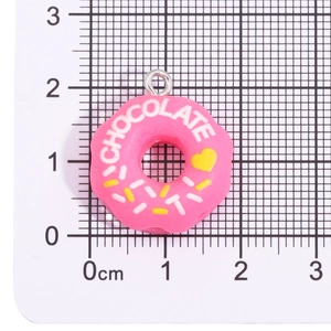 Rosa Donut-Anhänger aus Harz mit weißem Schrifzug und Herzmuster für DIY-Schmuckstücke