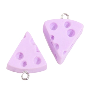 Vue détaillée de pendentifs fromage en résine avec textures réalistes et crochets