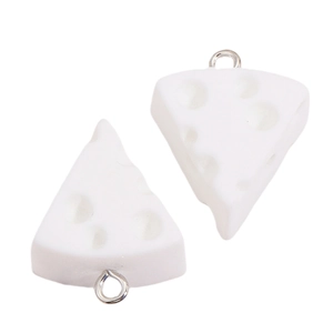 Détail de deux breloques fromage en résine blanche avec anneaux métalliques pour bijoux