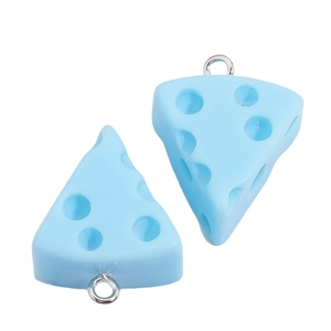 Gros plan de breloques fromage en résine bleu clair avec anneaux pour bijoux DIY