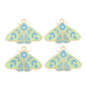 Détail de quatre breloques papillon colorées en émail avec monture en alliage doré