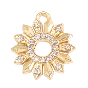 Detailaufnahme des goldenen Sonnenstrahl-Anhängers mit funkelnden weißen Strasssteinen
