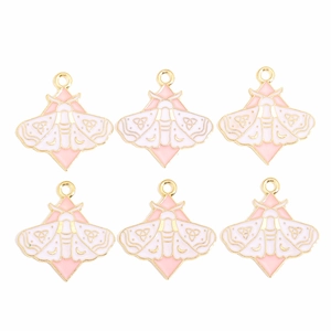 Détail de six pendentifs papillon en alliage avec émail rose et motif de lune