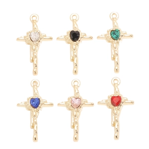 Détail de pendentifs croix avec cristaux de cœur en six couleurs pour bijoux DIY
