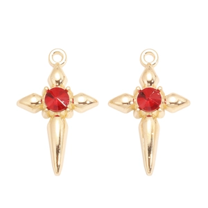 Détail de pendentifs croix dorés avec cristaux rouges pour la création de bijoux