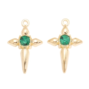 Détail de deux pendentifs croix gothiques dorés avec pierres centrales en cristal vert