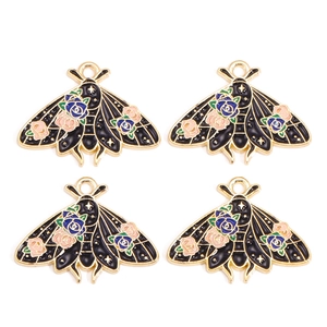 Détail de quatre pendentifs papillon avec émail floral et bords en alliage doré