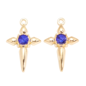 Détail de pendentifs croix dorés avec cristaux bleu foncé pour bijoux de style Y2K