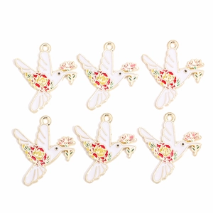 Détail de six breloques colibris en émail coloré pour la création de bijoux DIY