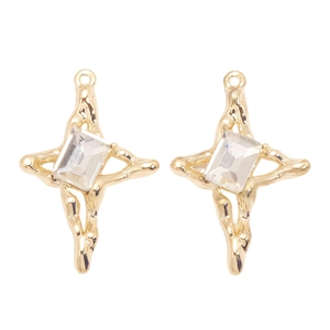 Gros plan de pendentifs croix dorés à texture fondue et cristal pour bijoux DIY