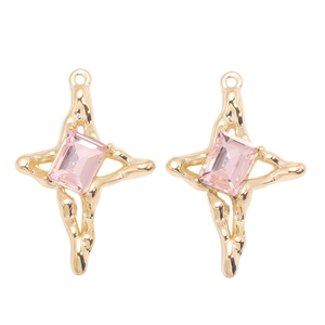 Détail du pendentif croix dorée à texture lave avec cristal rose pour bijoux DIY