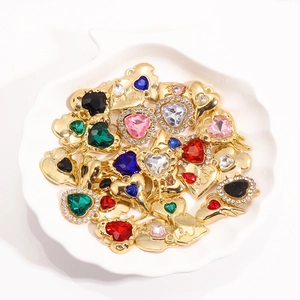 Pendentifs cœur en cristal coloré et alliage doré pour bijoux DIY sur plateau coquille