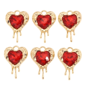 Vue détaillée de six pendentifs cœur rouge avec cadres en alliage d'or fondu pour bijoux