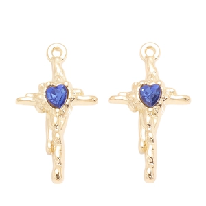 Pendentifs croix dorés avec texture organique et cristal de cœur bleu pour bijoux DIY
