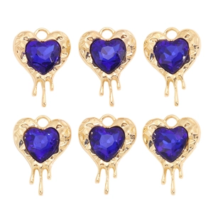 Détail de six pendentifs cœurs dorés avec cristaux bleus facettés et effet fondu