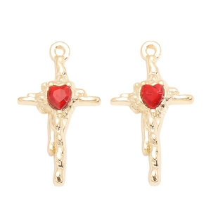 Détails de pendentifs croix en alliage avec cristaux de cœur rouge et texture dorée