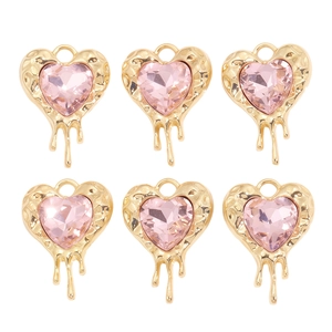 Détail de six pendentifs cœur en cristal rose avec cadres en alliage à effet doré