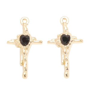 Détail du pendentif croix dorée avec cœur noir pour la création de bijoux DIY