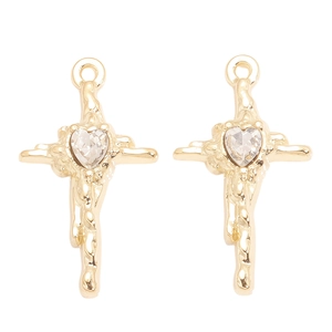 Détails de pendentifs croix en métal doré avec cristal de cœur au style métal liquide