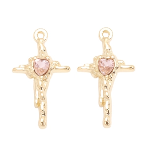 Détail de breloques croix dorées fondues avec cristaux cœur roses pour bijoux DIY