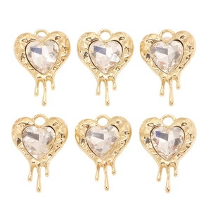 Détail de six pendentifs cœur dorés avec cristaux clairs et effet de métal fondu fluide