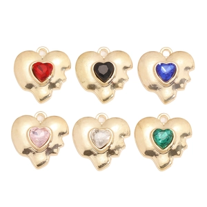 Vue détaillée de six pendentifs cœurs en cristal coloré avec bordures dorées fondues