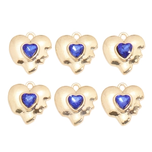 Détail de six pendentifs en cristal bleu en forme de cœur avec cadres dorés
