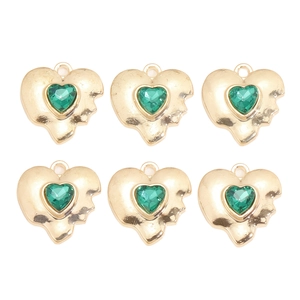 Détail de six pendentifs cœur style lave plaqués or avec cristaux verts facettés