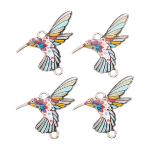 Detail von vier bunten Emaille-Kolibri-Anhängern mit Doppelringen für DIY-Schmuckherstellung
