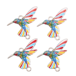 Makroaufnahme von farbenfrohen Emaille-Kolibri-Anhängern mit Doppelringen für DIY-Schmuck