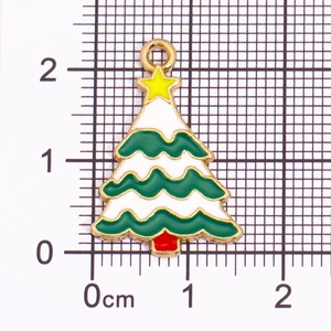Nahaufnahme eines Weihnachtsbaum-Emaille-Anhängers mit Maßangaben auf einem Lineal