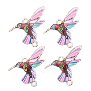 Makroansicht von vier bunten Emaille-Kolibri-Anhängern für DIY-Schmuck-Verbindungen