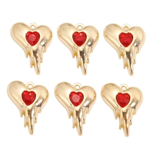 Vue détaillée de pendentifs cœur en alliage doré fondu avec cristaux rouges facettés