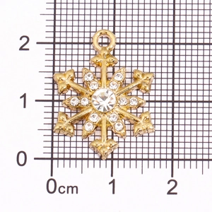 Makroaufnahme von goldener Schneeflocke mit Kristallen auf Zentimeterskala