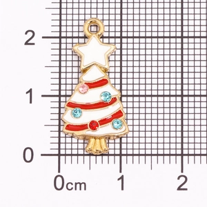 Detail eines Weihnachtsbaum-Anhängers mit bunten Strasssteinen auf cm-Rastermaßstab