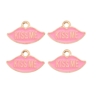 Gros plan de breloques en émail rose en forme de lèvres 'KISS ME' pour bijoux DIY