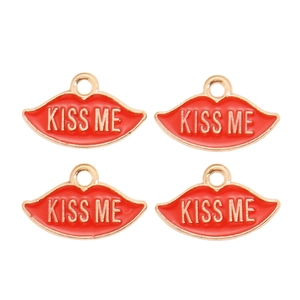 Détail de pendentifs lèvres rouges avec bord doré et gravure KISS ME pour bijoux