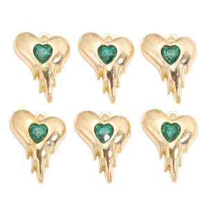 Détails de six pendentifs cœurs fondus avec cristaux verts et bords en métal doré