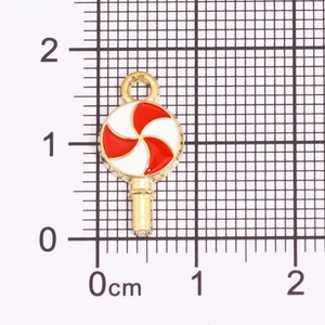 Makroaufnahme eines 20mm rot-weißen Lollipop-Anhängers mit goldenem Legierungsrahmen