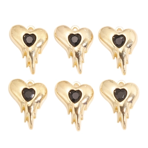 Détail de six pendentifs cœur de lave avec base dorée et pierre précieuse noire