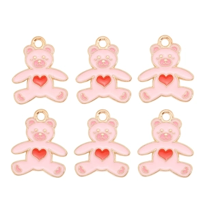 Détail de pendentifs oursons roses en alliage avec cœurs rouges pour création de bijoux