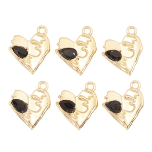 Détail de six pendentifs cœur dorés avec cristaux de goutte noirs et texture ondulée