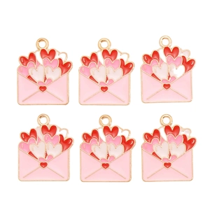 Lot de six breloques enveloppe cœur rose pour bijoux DIY avec finition dorée