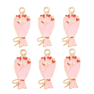 Détail de six pendentifs bouquet de cœurs pour bijoux DIY avec métal doré et huile rose