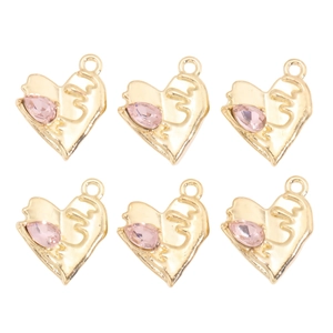 Détail de pendentifs en cœur doré avec cristaux roses pour la création de bijoux DIY