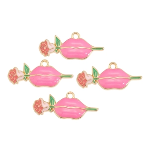 Gros plan de pendentifs lèvres roses et roses en alliage pour accessoires bijoux DIY