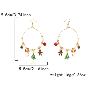 Detailansicht der Weihnachts-Creolen mit Rentier-Anhängern, 9,5 cm Länge für Damen