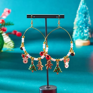Details der Weihnachts-Creolen mit Perlen, Rentier- und Lebkuchenmann-Anhängern