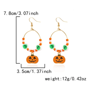 Dettaglio degli orecchini a zucca di Halloween con dimensioni 7,8cm altezza e 3,5cm larghezza