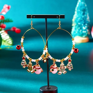 Details der Weihnachts-Creolen mit Emaille-Baum, Lebkuchenmann und Schneemann-Anhängern